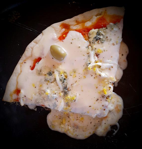 Porción de pizza: Queso Azul y Morrones Porción de pizza: Queso Azul y Morrones