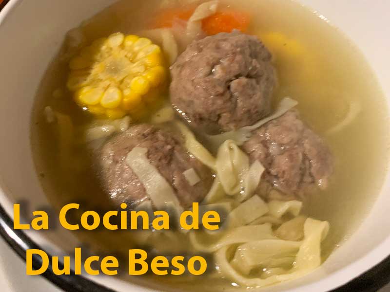 La Sopa de Albóndigas con Fideos Caseros