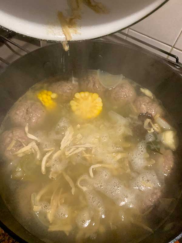 Colocando fideos al caldo