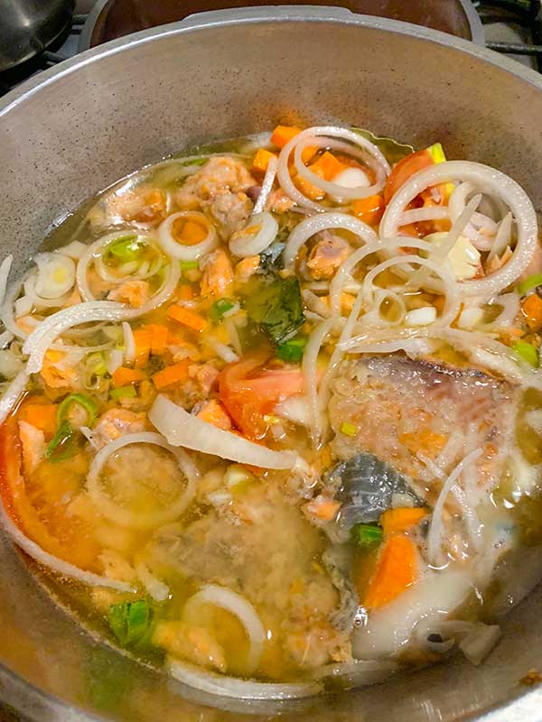 Cocinando verduras y la trucha Cocinando verduras y pescado